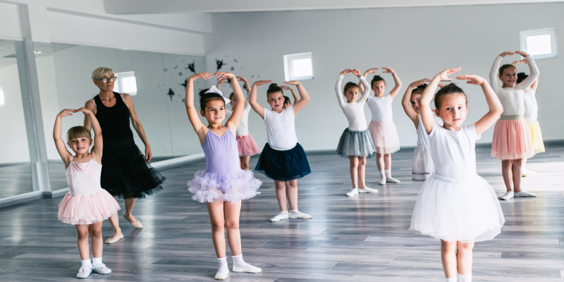 tanczące dzieci w stroju baletnicy