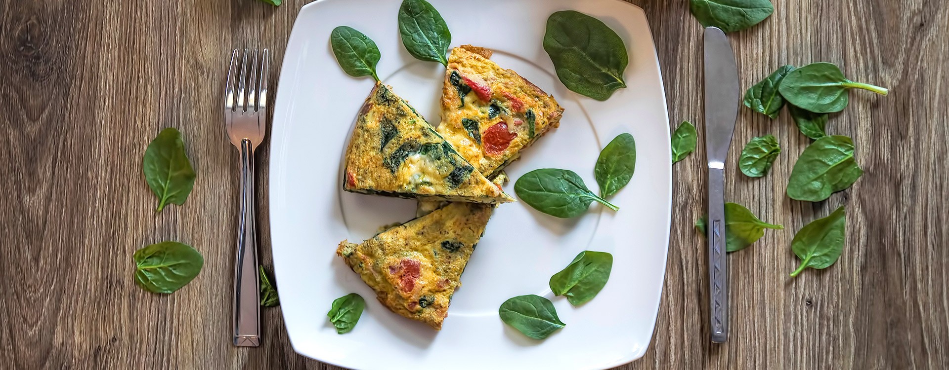 Omlet ze szpinakiem i serem – pomysł na śniadanie Wielkanocne